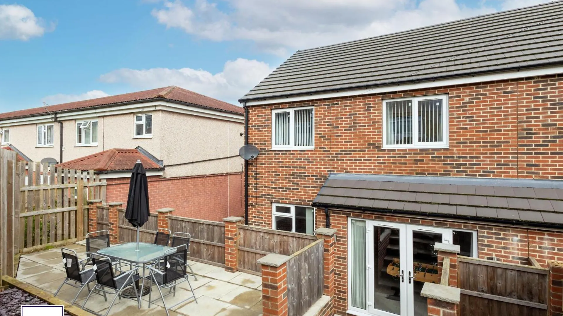 Alt-Stay Leeds, M621 Junction 1 - Free Parking & Fast Wi-Fi - Fussball Table - Master En-Suite - Idea For Contractors & Long Stays Holiday home Leeds (West Yorkshire)