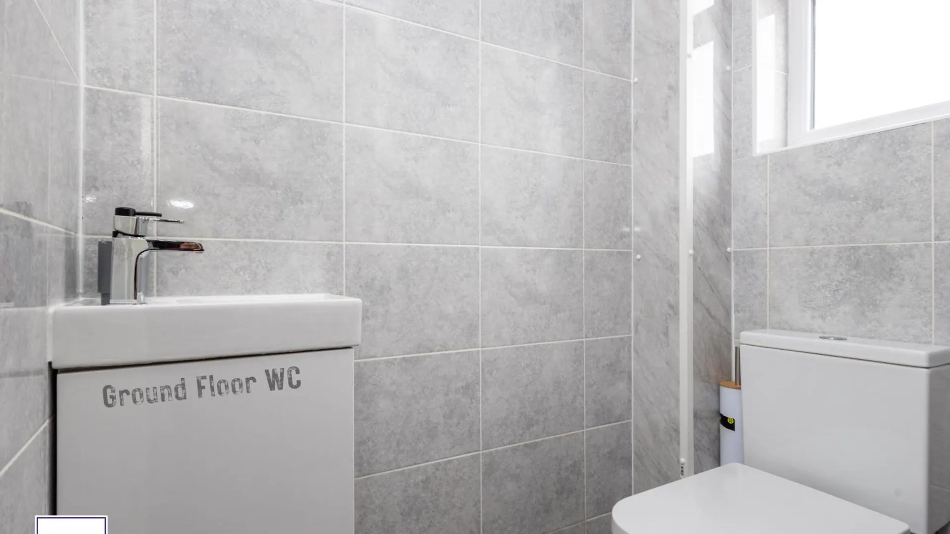 Alt-Stay Leeds, M621 Junction 1 - Free Parking & Fast Wi-Fi - Fussball Table - Master En-Suite - Idea For Contractors & Long Stays Leeds (West Yorkshire)