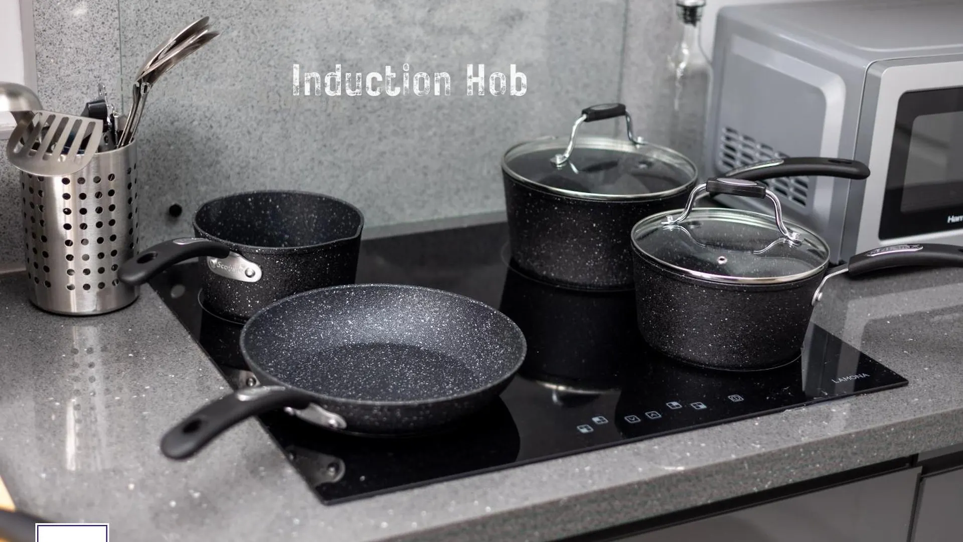 Alt-Stay Leeds, M621 Junction 1 - Free Parking & Fast Wi-Fi - Fussball Table - Master En-Suite - Idea For Contractors & Long Stays