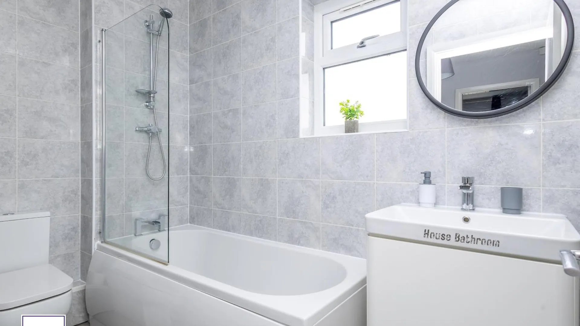 Alt-Stay Leeds, M621 Junction 1 - Free Parking & Fast Wi-Fi - Fussball Table - Master En-Suite - Idea For Contractors & Long Stays 0*, Leeds (West Yorkshire) United Kingdom